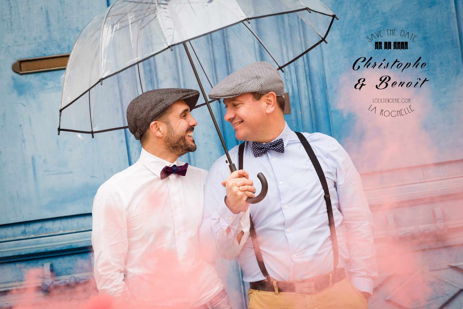 parapluie, fumigène, bleu, séance photo engagement à la Rochelle, par L'oeil de Noémie photographe de mariage à La Rochelle et partout en France