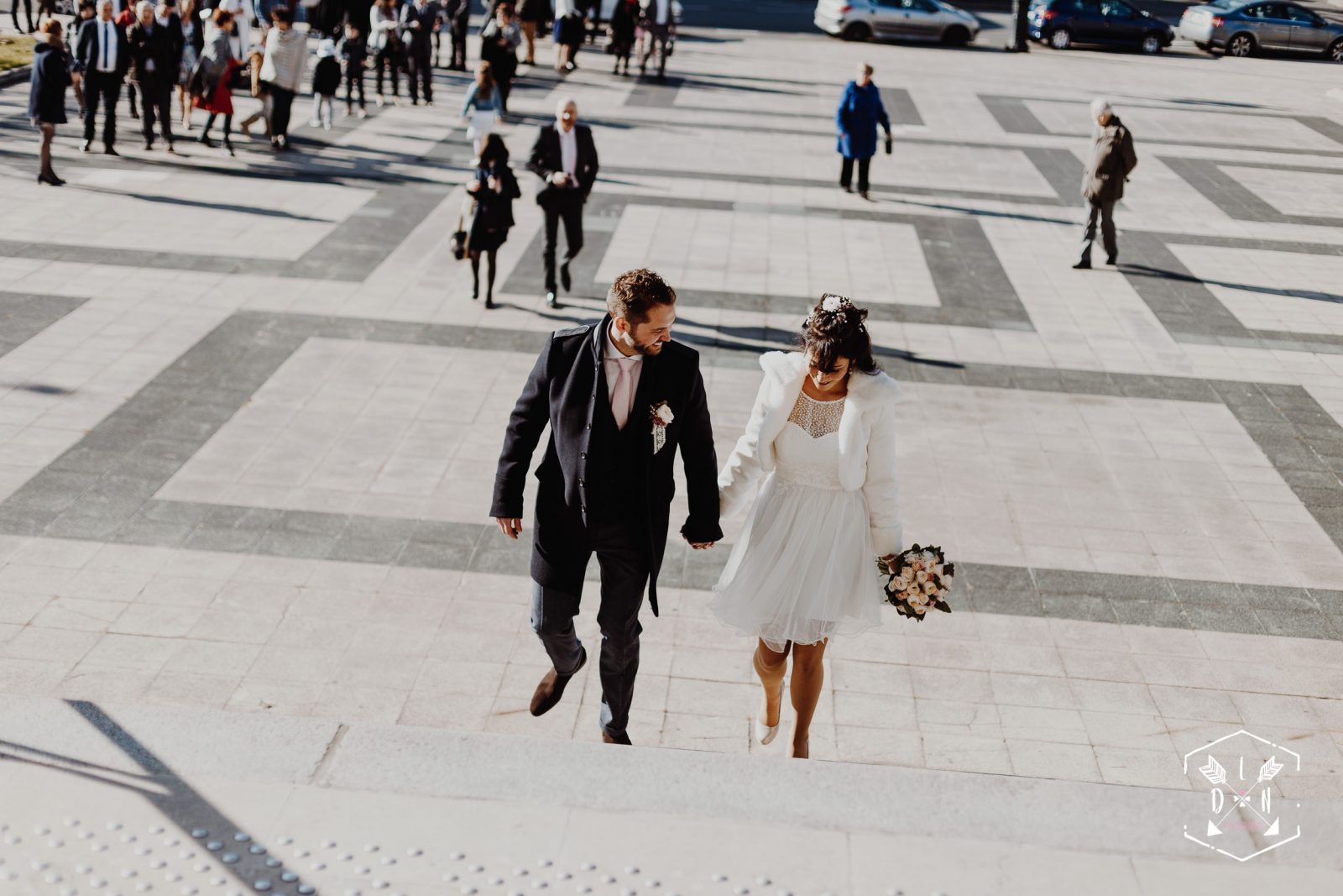 belle photo de mariage moderne, jeunes mariés à la mairie de Vichy, L'oeil de Noémie meulleur photographe de mariage en Auvergne
