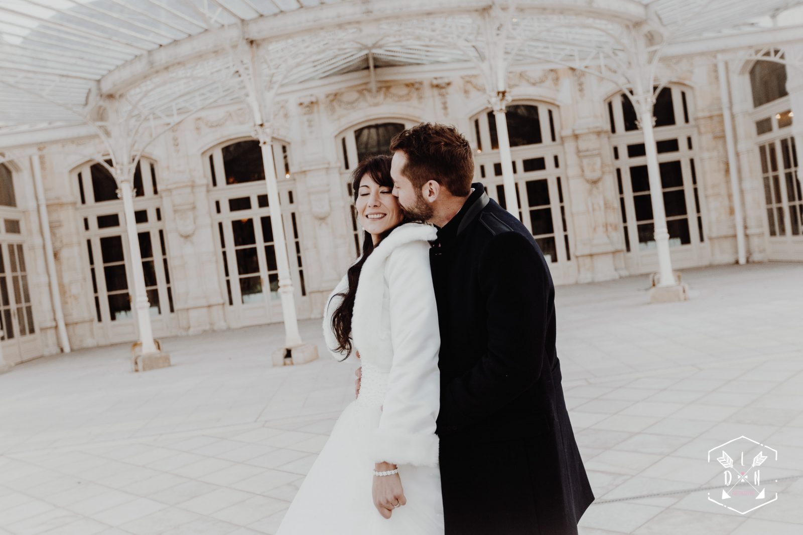 Belle photo de couple, jeunes mariés, par L'oeil de Noémie, élue meilleure photographe de mariage en Auvergne