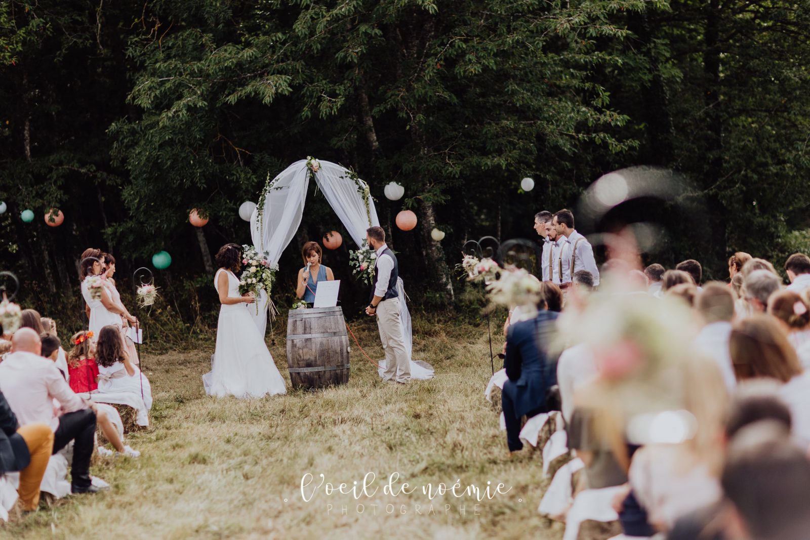 belle photo mariage nature et décontracté dans le Puy de Dôme, L’œil de Noémie élue meilleur photographe de mariage en 2017. Inspiration Mariage champêtre.