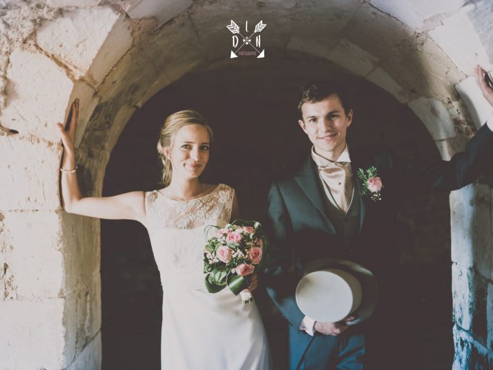 photo de jeunes mariés, château de Beaujeu, Sancerre, par L'oeil de Noémie photographe spécialisée dans le mariage à Clermont-Ferrand en Auvergne, et partout en France