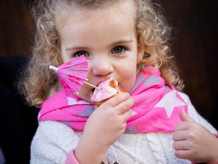 petite fille gourmande, cupcake, par L'oeil de Noémie photographe à Clermont-Ferrand en Auvergne