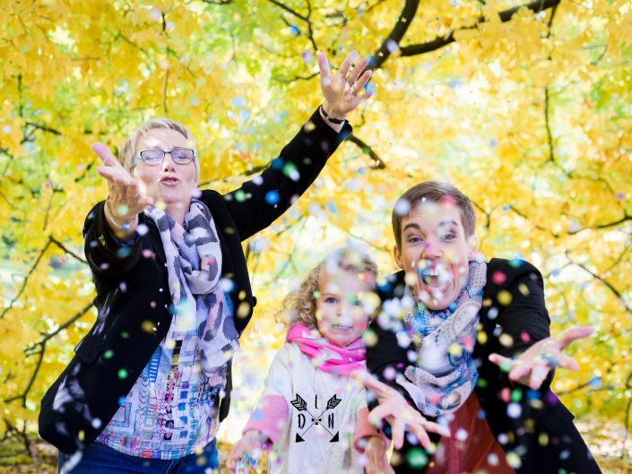magnifique photo de famille en automne avec confettis, par L'oeil de Noémie, photographe à Vichy en Auvergne
