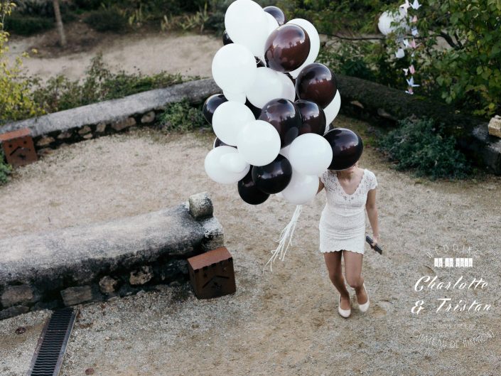 ballons blancs et marrons, photo lifestyle de mariage, L'oeil de Noémie, photographe de mariage à Vichy en Auvergne, et partout en France