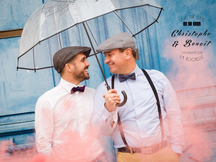 parapluie, fumigène, bleu, séance photo engagement à la Rochelle, par L'oeil de Noémie photographe de mariage à La Rochelle et partout en France