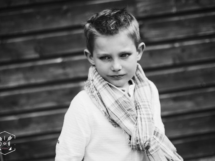 belle photo enfant en noir et blanc, L'oeil de Noémie artiste photographe book enfant Clermont-Ferrand en Auvergne