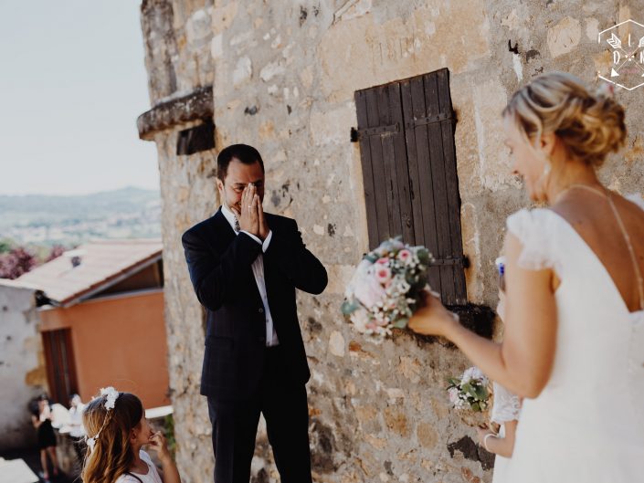 découverte de future mariée par son mari, mariage Puy de Dôme, L'oeil de Noémie meilleure photographe de mariage en Auvergne