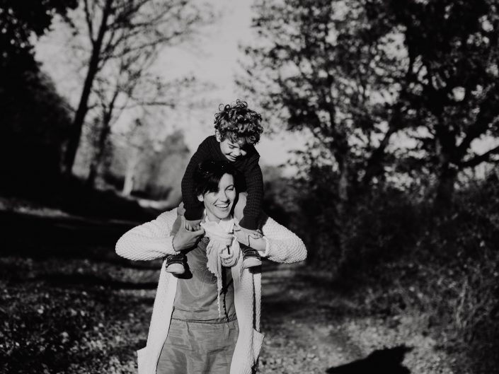 amous d'automne, portrait de famille. Photo originale et moderne d'une maman et son fils en Auvergne. L'oeil de Noémie, photographe de portraits à Vichy, dans l'Allier, et partout en France.