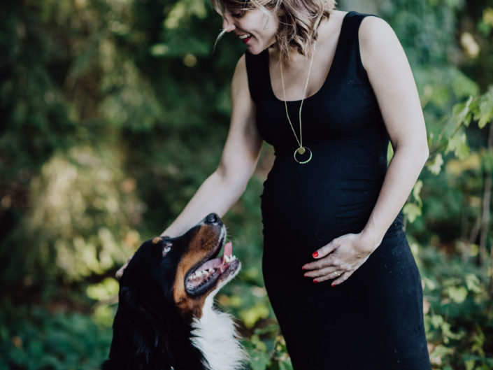 photos de grossesse en pleine nature, photos de famille avec ses chiens, l'oeil de noémie photographe grossesse auvergne