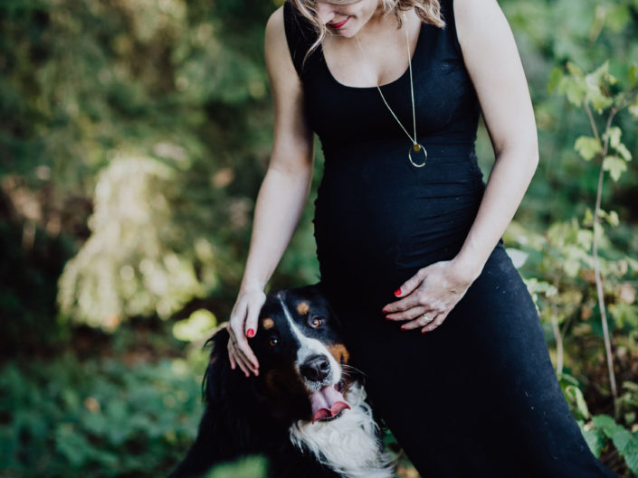 photos de grossesse en pleine nature, photos de famille avec ses chiens, l'oeil de noémie photographe grossesse auvergne