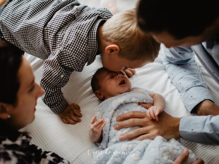 inspiration photo nouveau-né à domicile par L'oeil de Noémie photographe auvergne