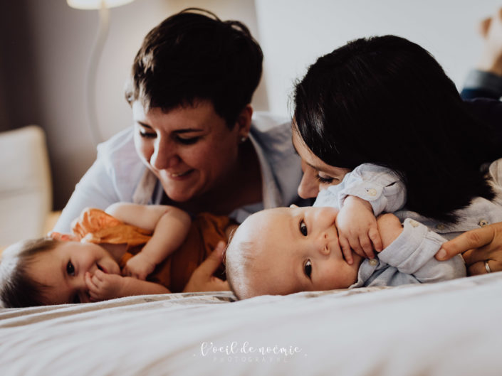 famille homoparentale, photos de bébé à la maison, l'oeil de Noémie photographe auvergne