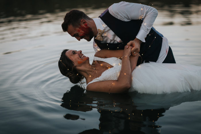 magnifique trash the dress dans l'eau, photographe mariage Clermont-Ferrand en Auvergne