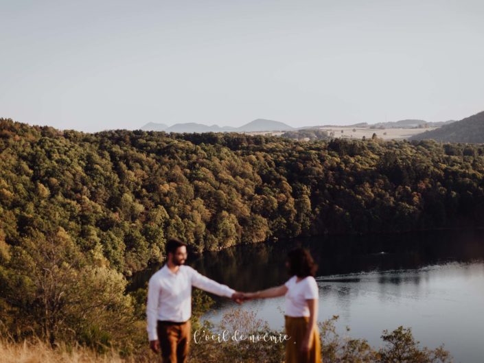 belle photo séance engagement avant mariage, en extérieur en Auvergne. l'oeil de Noémie photographe mariage Clermont-Ferrand