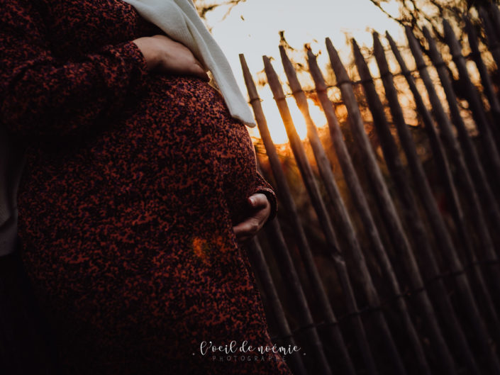 belle photo de grossesse en extérieur au coucher de soleil, photographe grossesse clermont-ferrand Auvergne