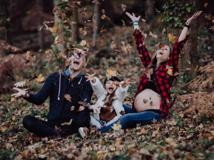 automne belle saison pour photos de grossesse en extérieur, par L'oeil de Noémie photographe famille lifestyle en Auvergne
