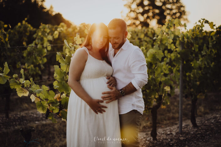 Séance photo de grossesse en extérieur au coucher du soleil.
