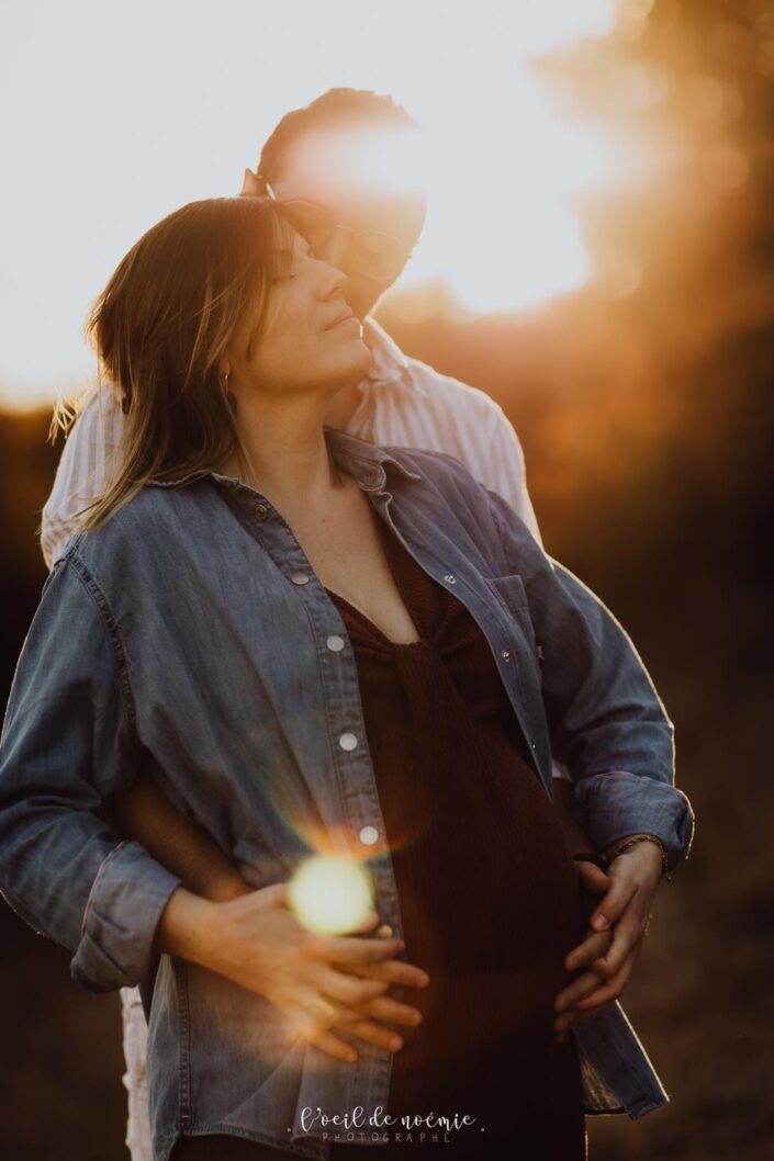 Séance photo de grossesse en extérieur.