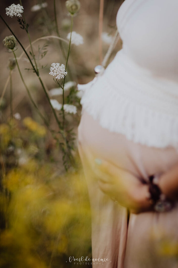Séance photo de grossesse en extérieur.