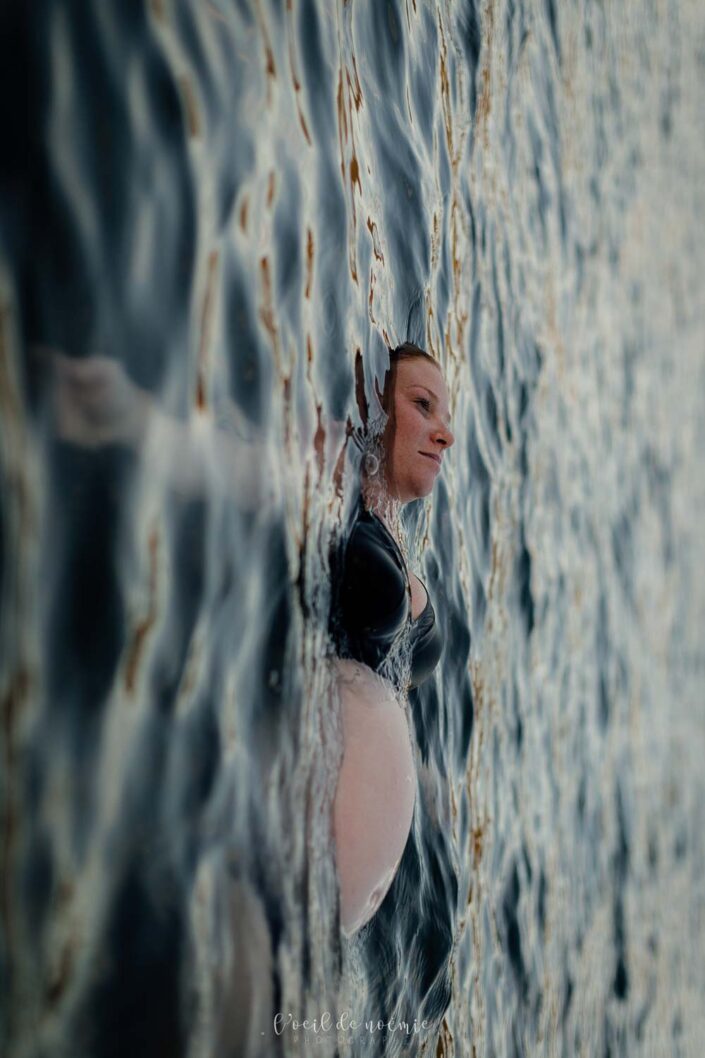 Séance photo de grossesse dans l'eau.