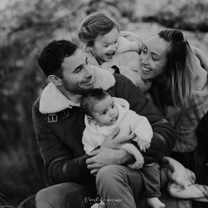 Séance photo de famille en automne au coucher du soleil.