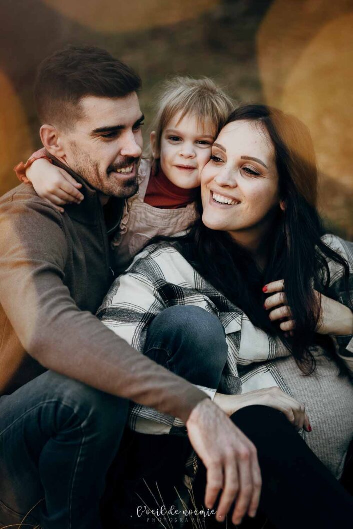 Séance photo de famille en automne au coucher du soleil.