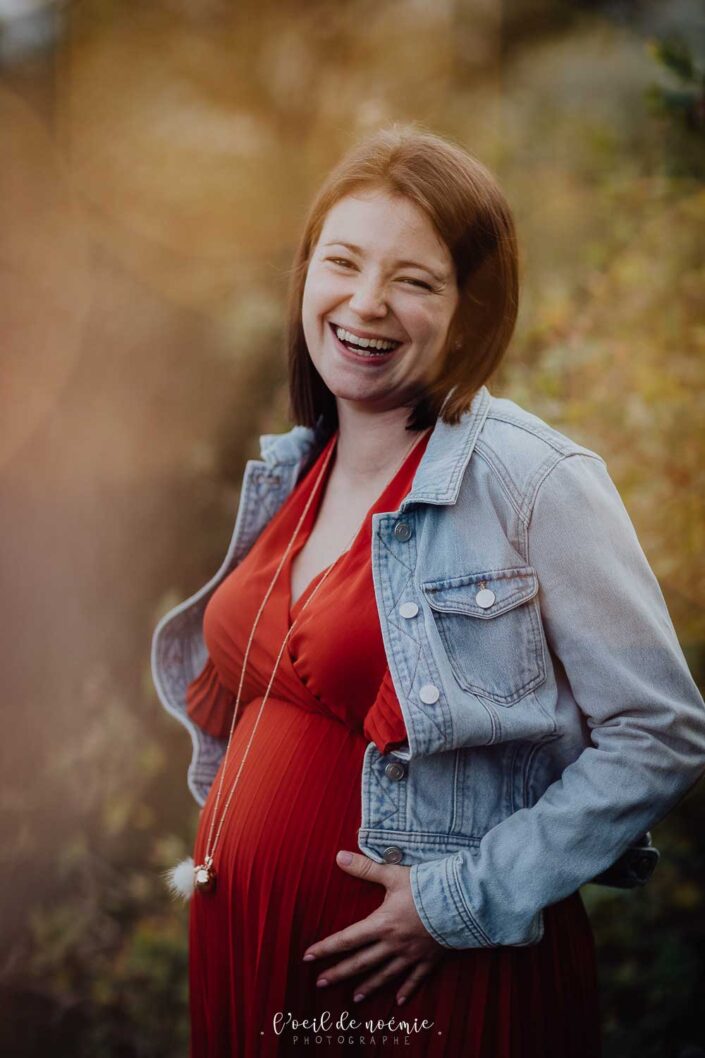 Séance photo de grossesse en extérieur et à l'automne.
